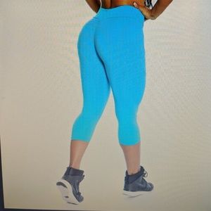 booty scrunch legging capris.